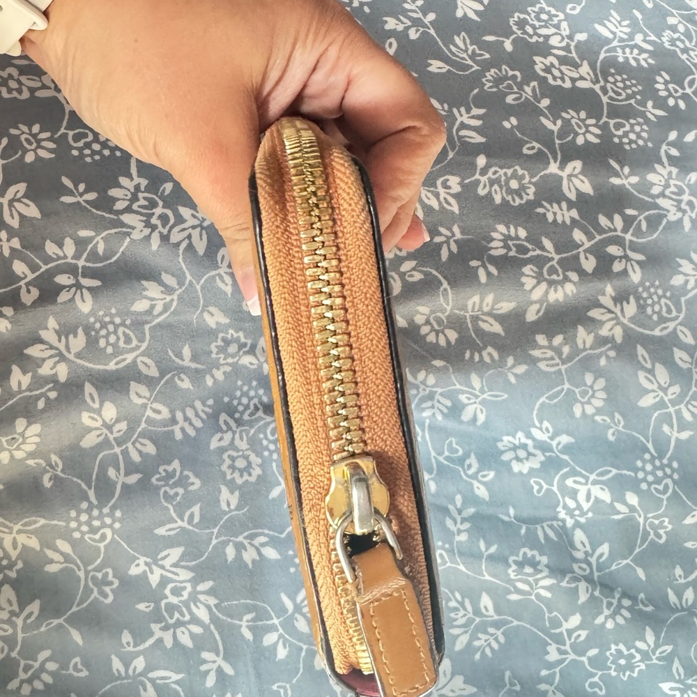 Limited edition MCM Brown Wallet with Vibrant Bunny Motif. - Picture 4 of 9